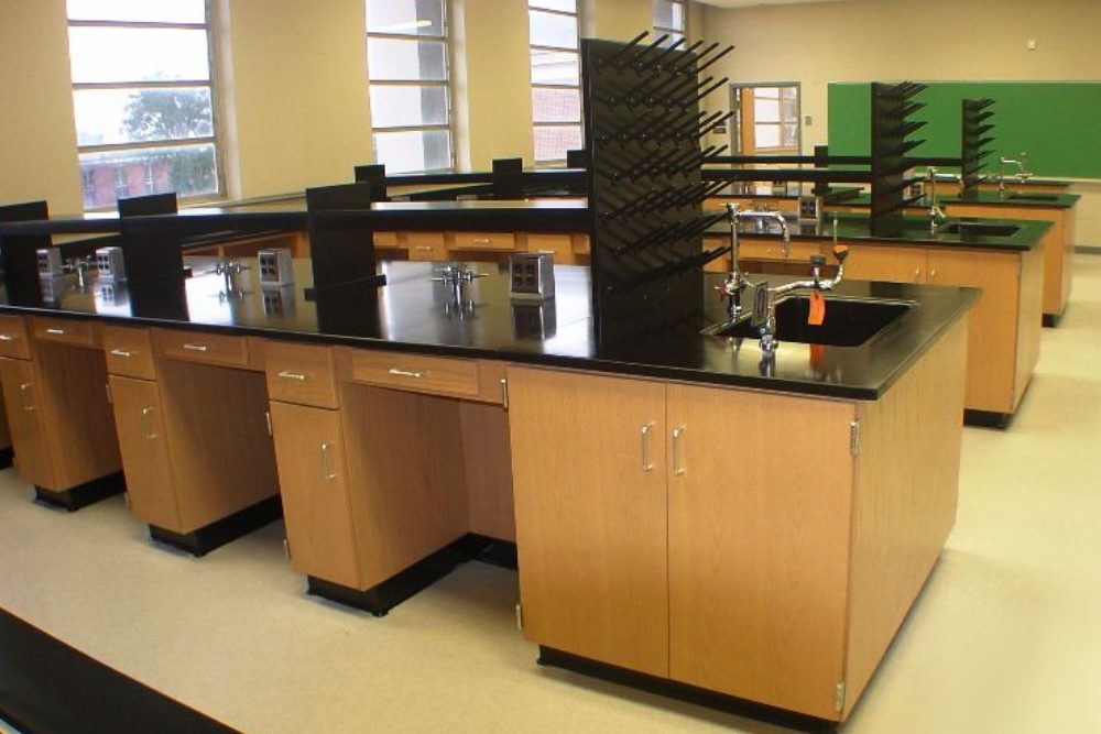 A Guide To Choosing The Right Science Lab Countertop Material