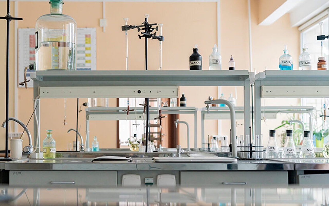 the-pros-and-cons-of-stainless-steel-countertops-for-your-lab-img